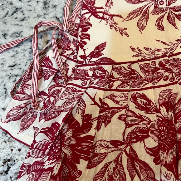 April Cornell Wine/Red and Cream Holiday Tree Skirt - Picture 3 of 3